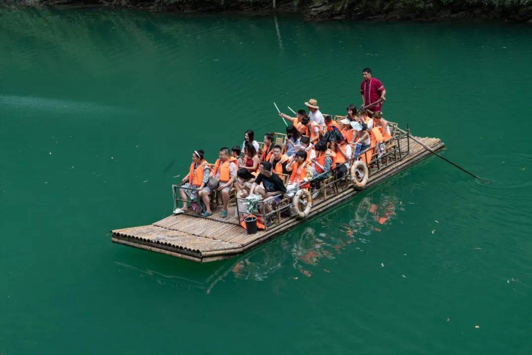 阿依河竹筏放歌苗歌,即苗族民歌,是苗家生活不可缺少的组成部分,唱时