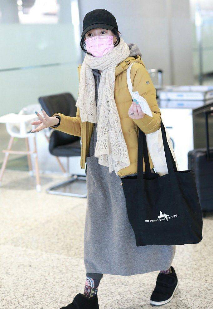 戴口罩的王子文,穿搭依然帅气可爱,会穿搭的女人挡不住魅力_毛衣_时尚