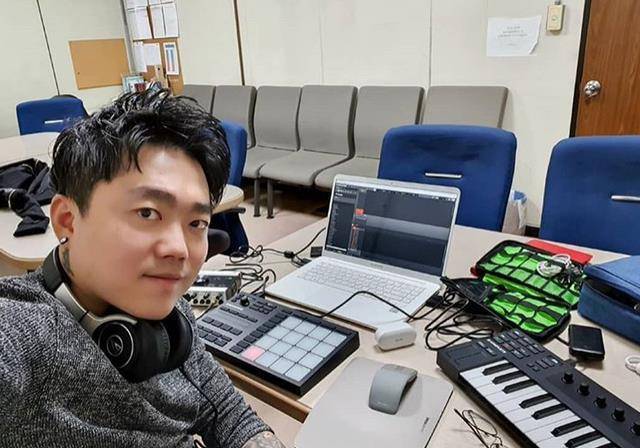 他和teddy都是yg制作人出身,如今转行当声优,却遭到网友抵制_宋栢京