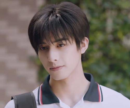 "凌霄"宋威龙热度不减,代言奢侈品牌!正面造型"太钢"_休闲_衬衫_时尚