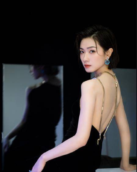 就不相信上帝没吻过万茜的腰,当她穿起吊带,男生都心动了_黑色_白色