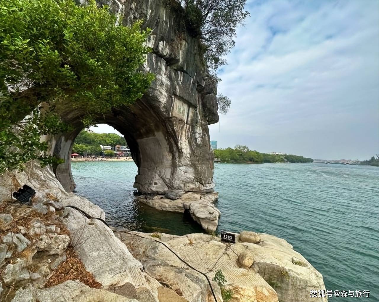 船上远看象鼻山象鼻山摄影景区占地面积11.