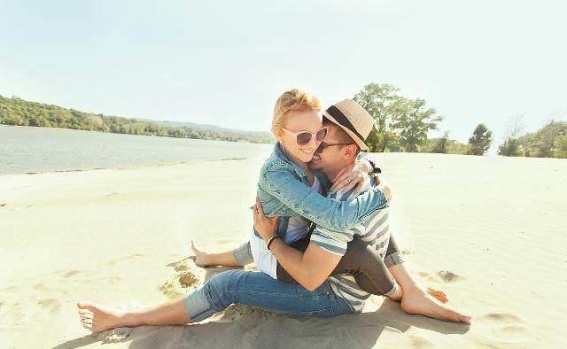 男人一旦对一个女人变心,他会忍不住对女人做这3件事