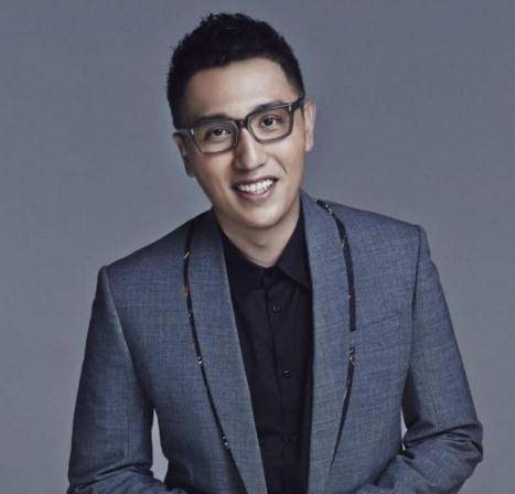华少就组建了自己的家庭,他跟妻子秦利鸽通过节目《我爱记歌词》而