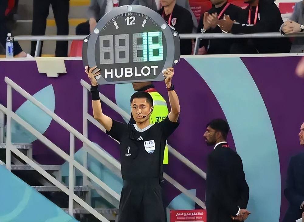 中国金哨告别世界杯,6次亮相0执法,疑遭国足拖累,仍躺赚60万!