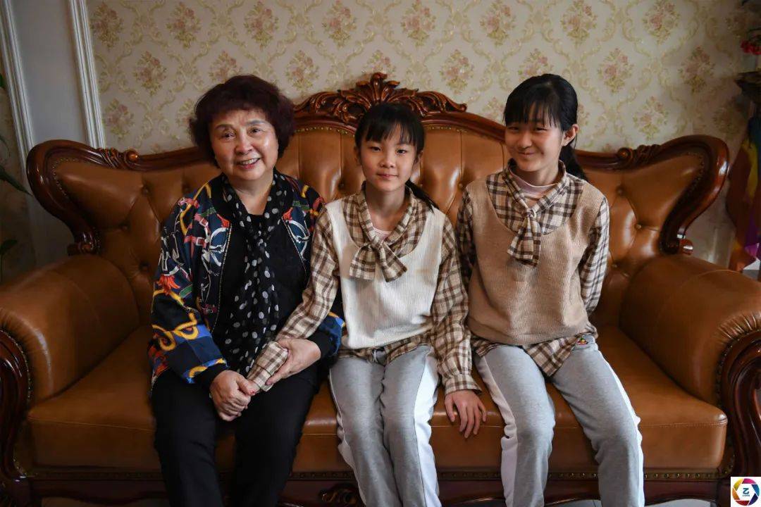 60岁失独母亲生双胞胎,12年后老伴离世,墓地紧挨着长女的墓_盛海琳