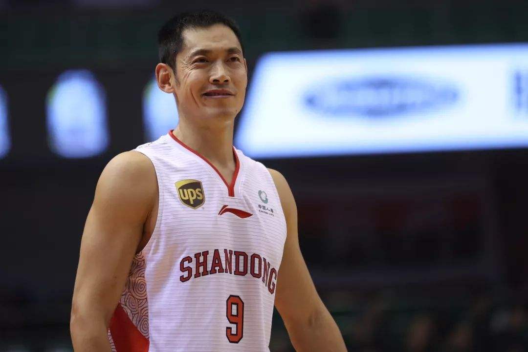 2019年夏天,80年的刘炜退役了,张庆鹏成了cba国内球员里年龄最大的了.