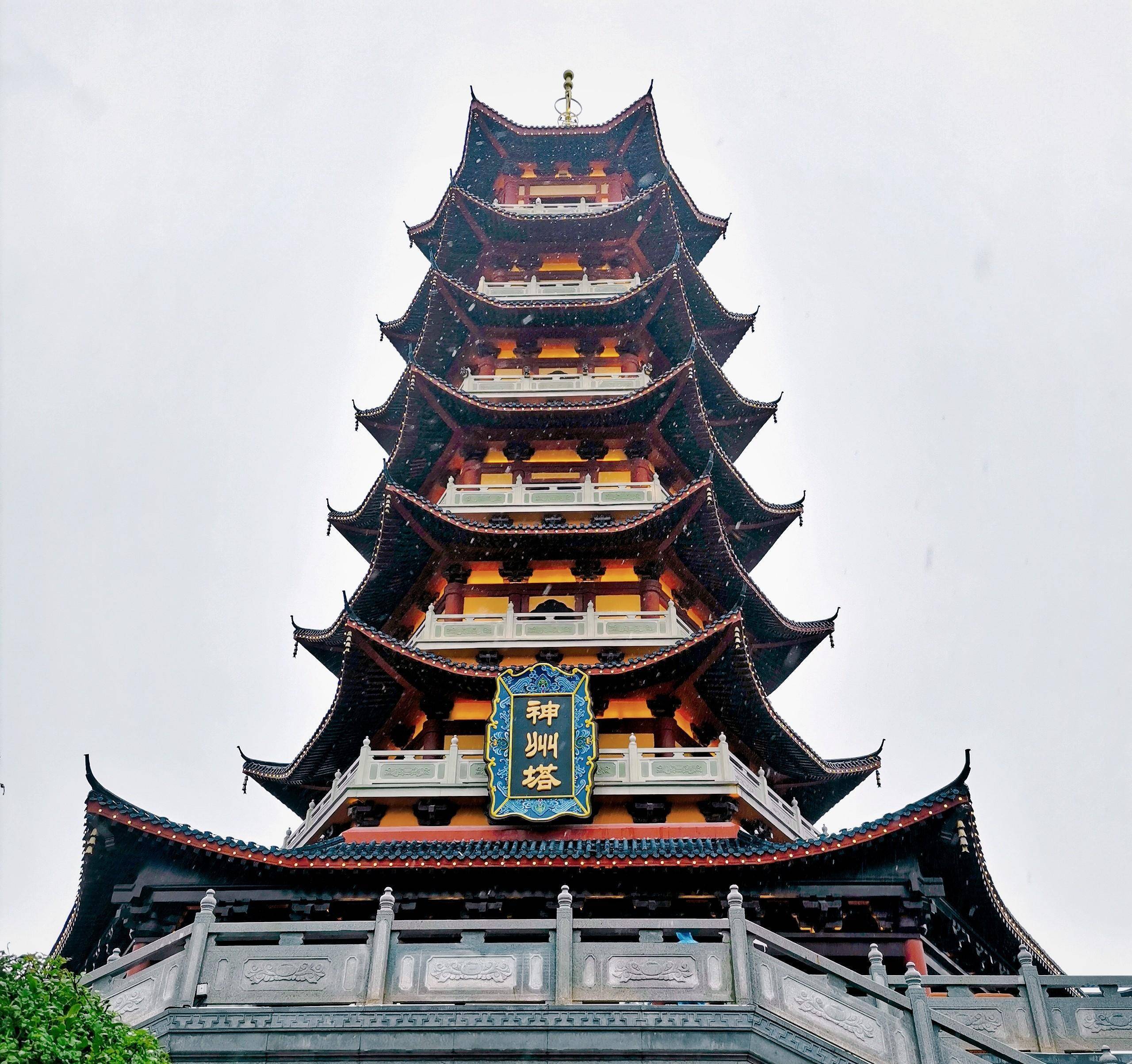 神州塔的夜景超美刺激项目:《星河穿越》,《大禹治水》,都是室外刺激