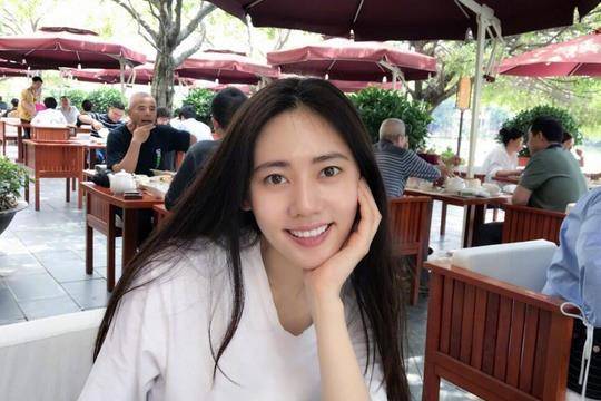 即使在老公的高清镜头下,秋瓷炫的素颜也很大方,虽然近况复出,但是