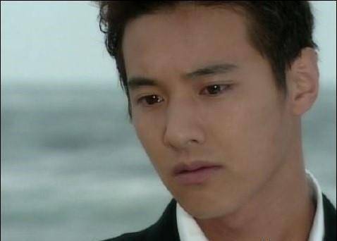 元斌在《蓝色生死恋》中出演男二号韩泰熙,因为剧中痴情的形象,帅气