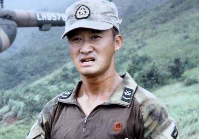 战狼:敏登偷渡过境时,其实他的一个细节早就暴露,可惜战友没发现_冷锋