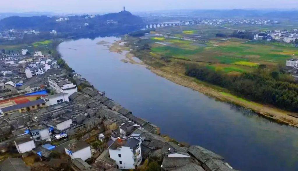万安镇位于黄山市休宁县城东北隅3公里,横江在此美丽弯腰,拥抱依偎着