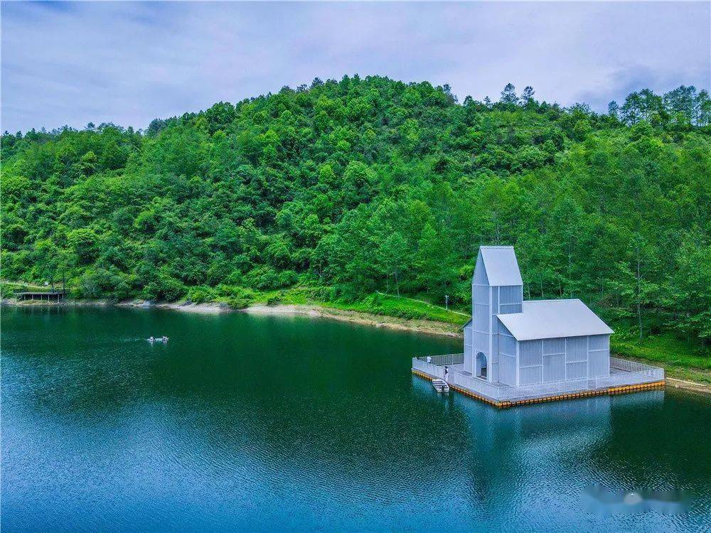 海子酒店,并分别获得四川首批康养旅居示范基地,2020年荣获中国民宿榜