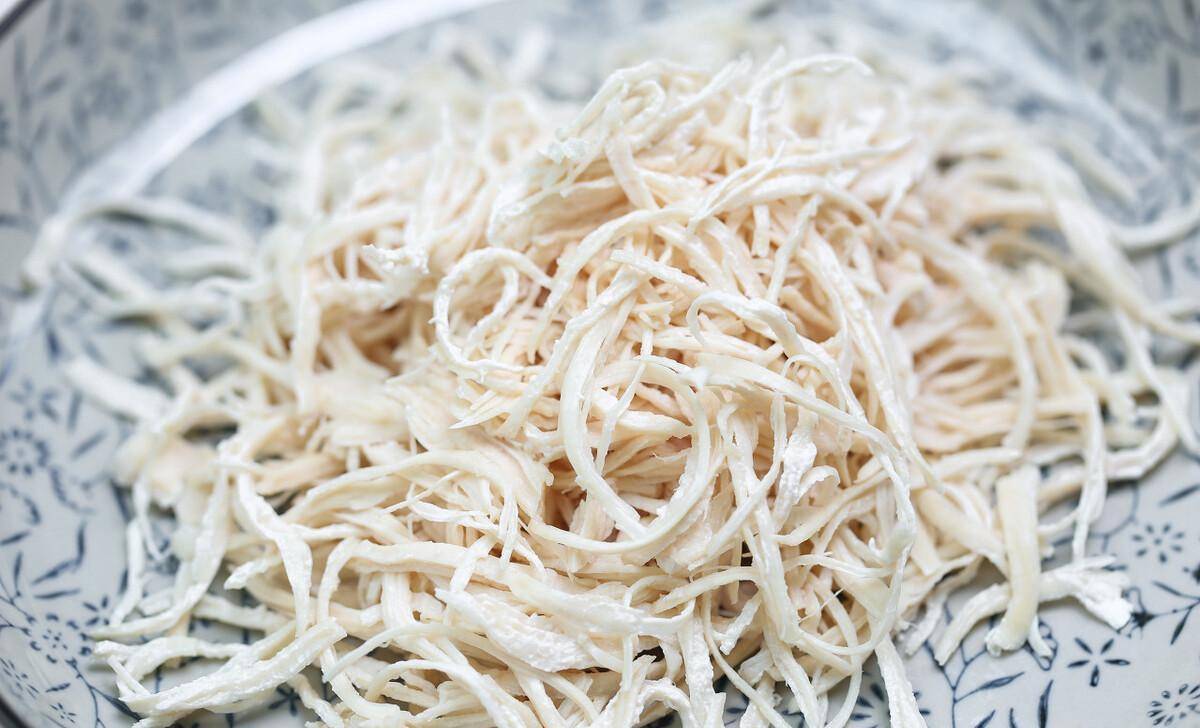 汤",这道菜用干丝,口蘑丝,木耳丝,蛋皮丝,鸡丝,紫菜丝,笋丝,银鱼丝