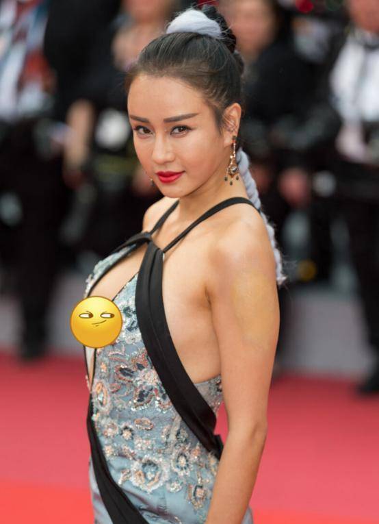 成龙的"女弟子"曲线真好,穿修身裙做抱拳动作,好似当代花木兰_徐冬梅