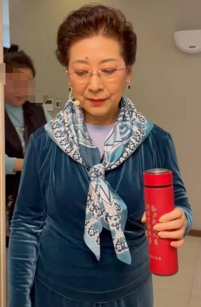 67岁关牧村仪态佳,面色红润通透美似少女,被高官老公宠23年