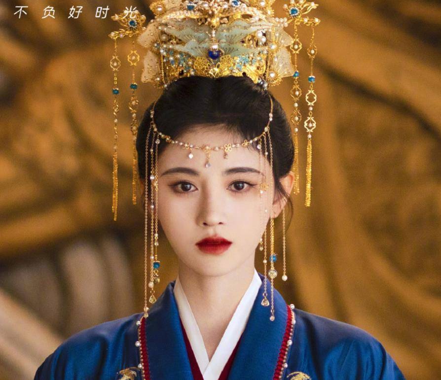 慕南枝官宣新海报,我却注意鞠婧祎的妆容,终于不是半永久桃花妆_造型