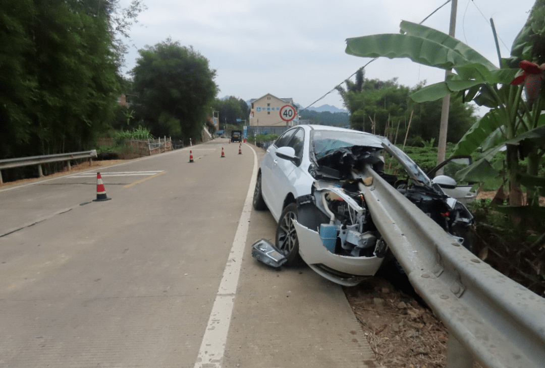 昭平某路段发生的,直接撞上护栏._道路_减速_案例