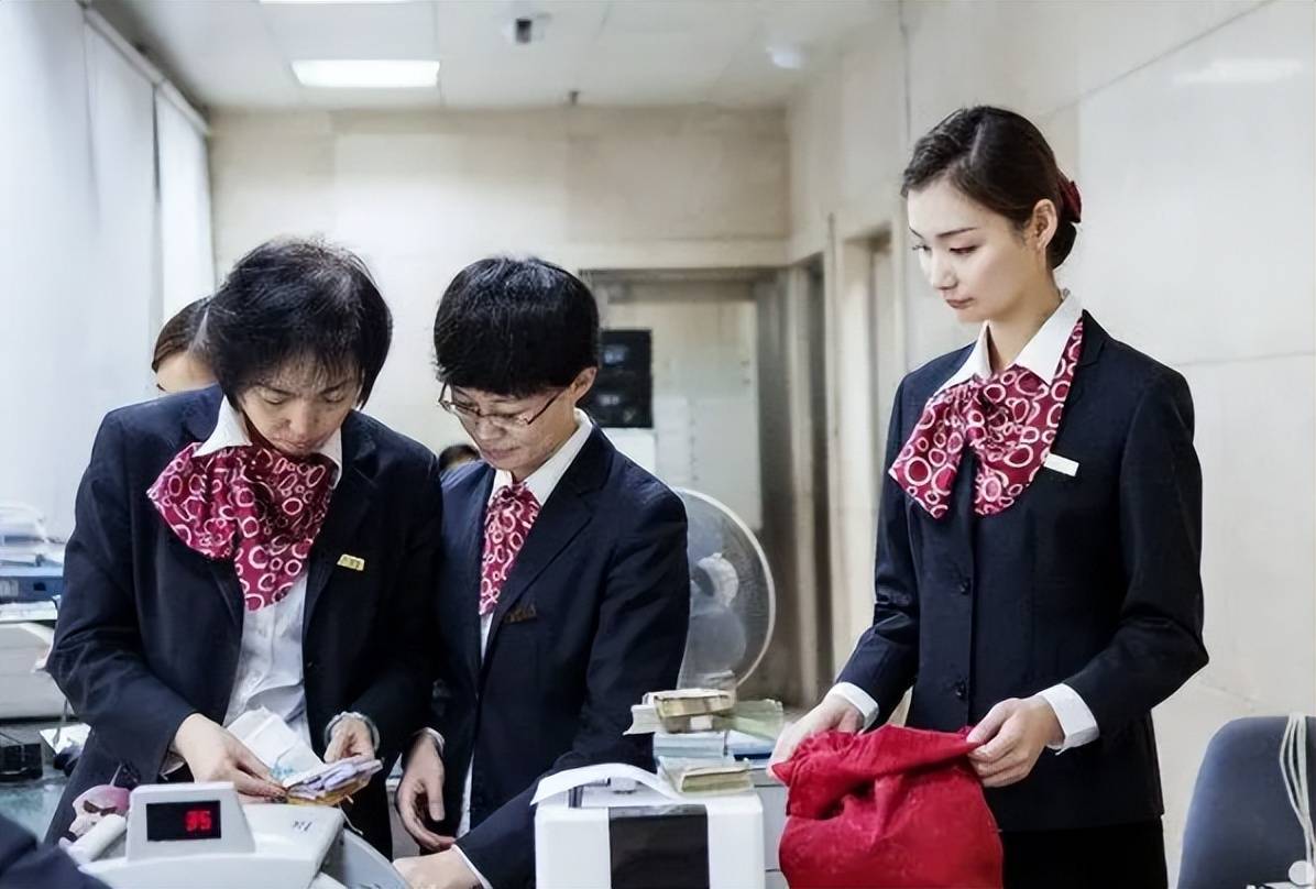 大批银行职员离职,朝九晚五也难留住人,内部人员道出真实理由_工作