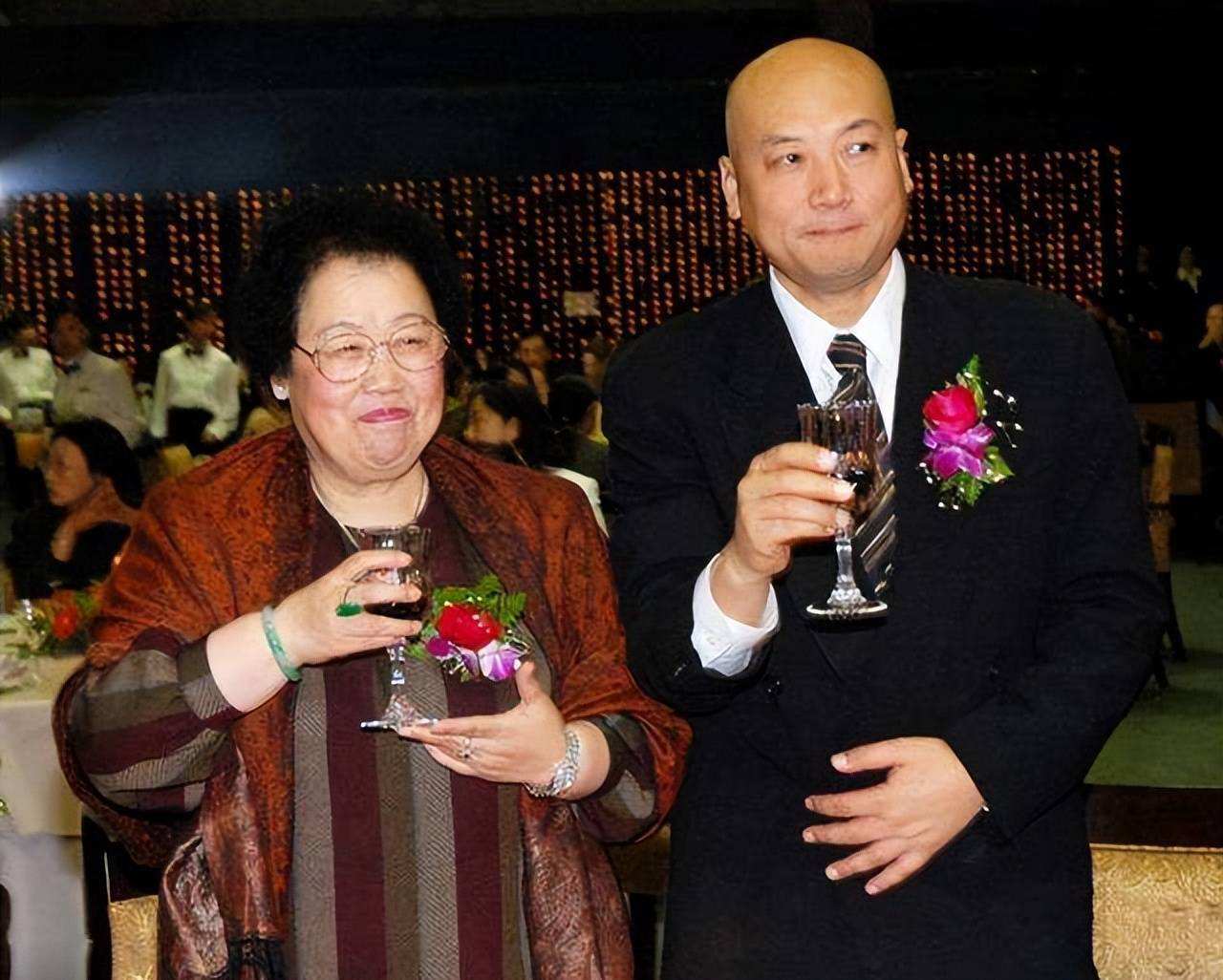 81岁富婆陈丽华亲自下厨,为老公迟重瑞做美食,打扮朴素动作麻利_网友