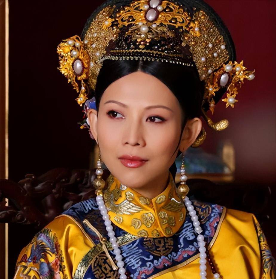 皇后显然是棋高一着,一句话就堵的华妃脸都绿了:"本宫新得了一对东珠