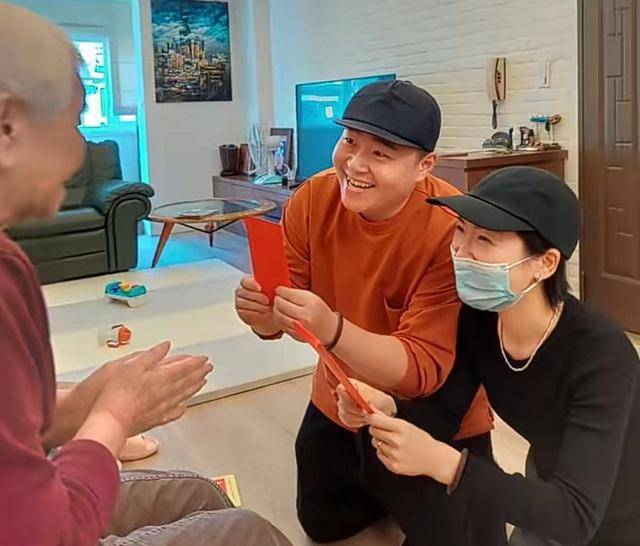 郝劭文携二婚妻子与父母团聚,住所堆满杂物装修简单_林宁_妈妈_穿着