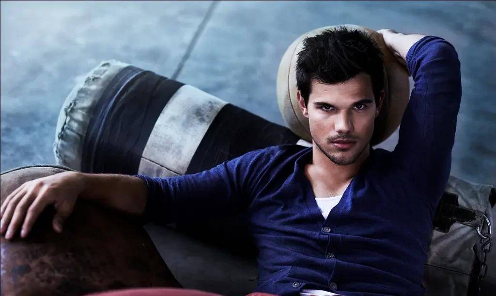 泰勒·洛特纳从出生到30岁的转变_比莉·洛尔德_之城_时间