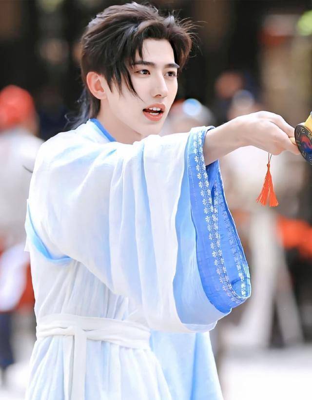 蔡徐坤首次扮古装居然没火?束起长发没敢看!