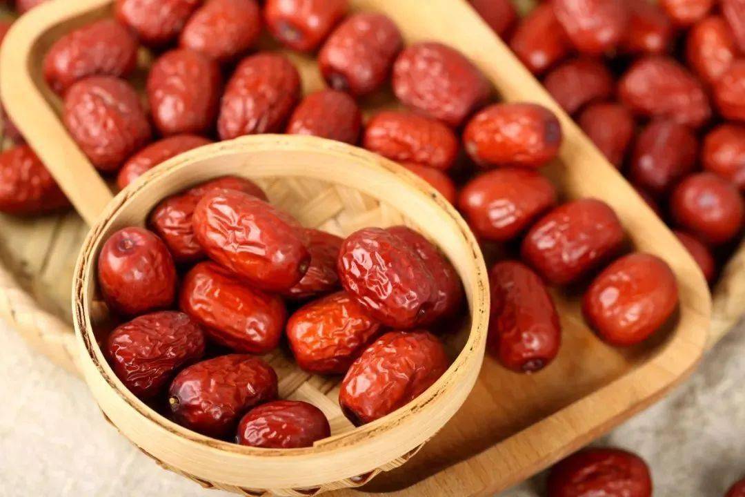 新疆灰枣是红枣的一个品种,但它的外表,口感,晒制工艺和普通的红枣却