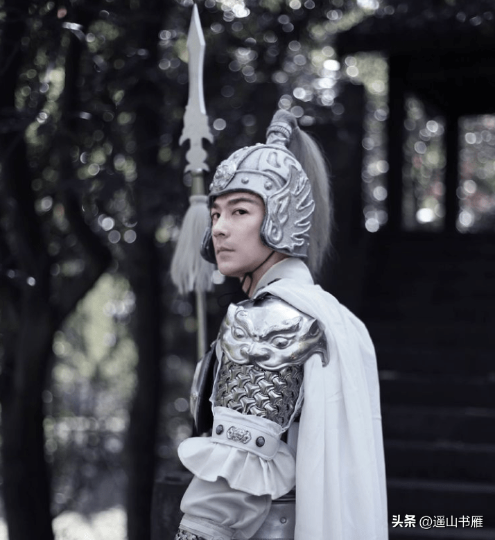 "披头士走过来了:"小兄弟,谢谢你救了我,你是什么地方人?叫什么名字?