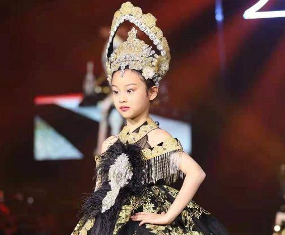 8岁甜馨现身走秀,头顶超重皇冠不怯场,身材比例被赞遗传李小璐_贾乃亮