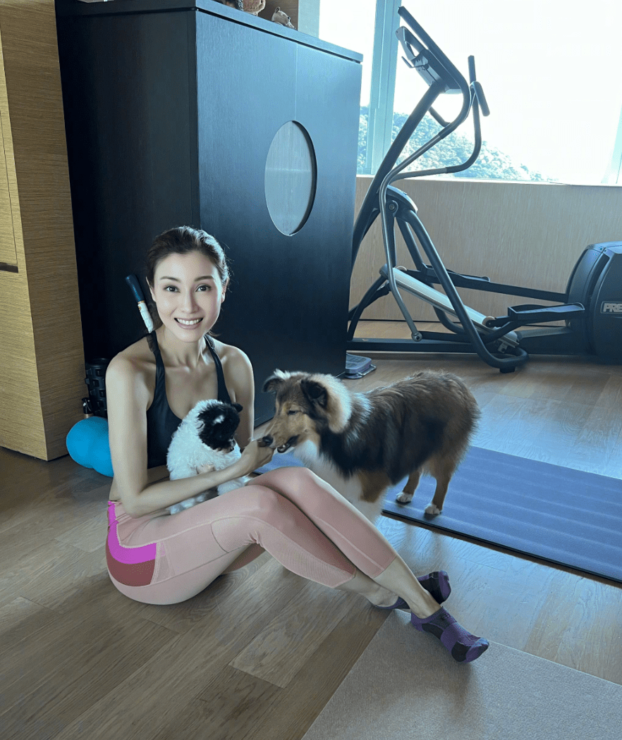 李嘉欣晒一家三口近照,和丈夫同框像父女,11岁儿子精英范儿十足