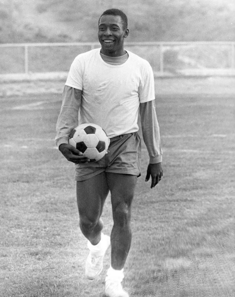 80岁球王贝利现状:娶小32岁日本美女为妻,如今轮椅出行很凄凉_巴西