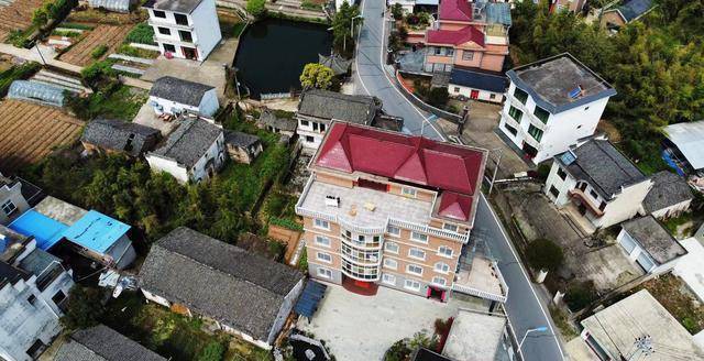 到处都是豪华的欧式房子,村民在欧洲工作_塘村_村子_歙县
