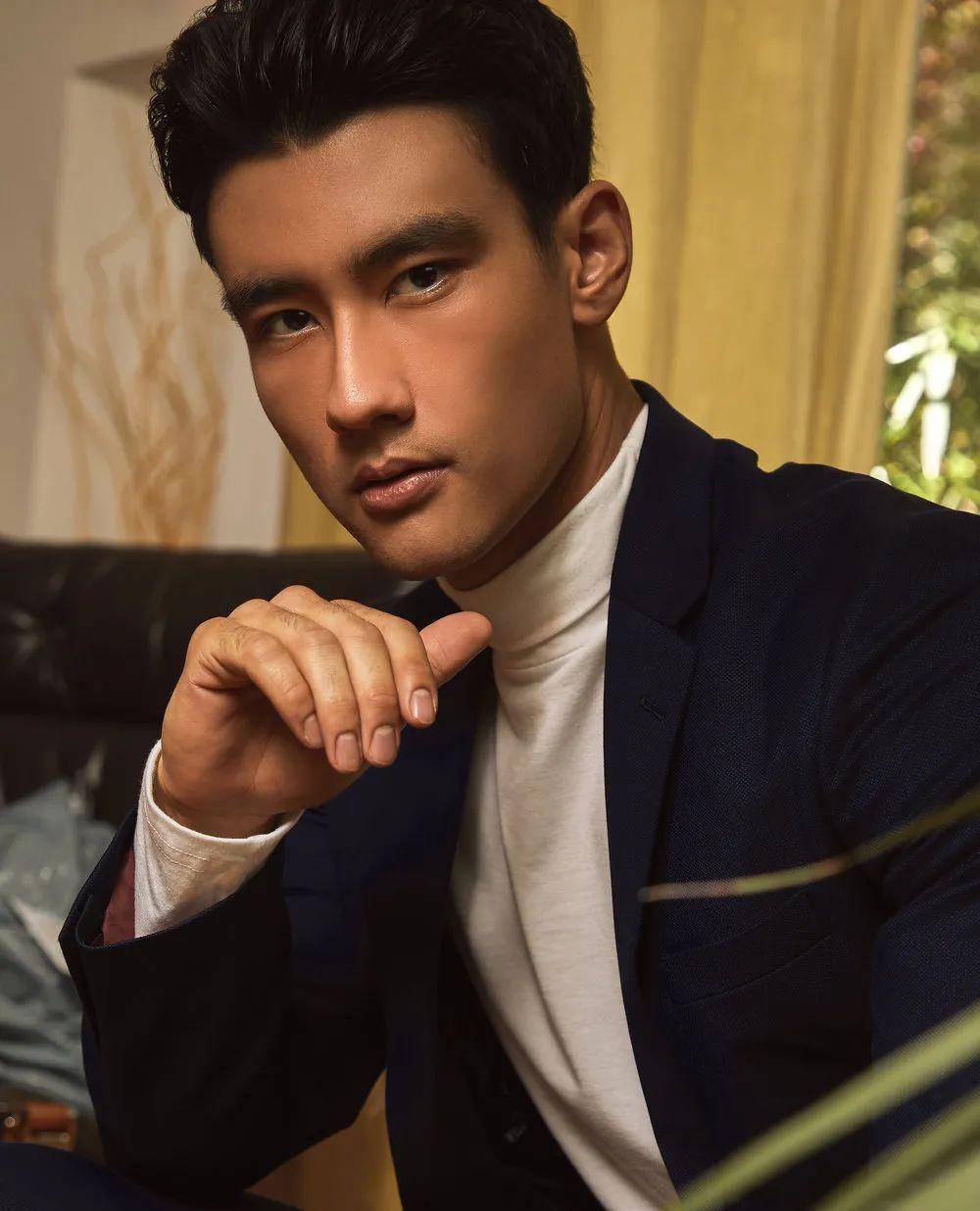 alex landi 今年28歲,是國外和意大利混血兒,其身高條件突出,高達一米