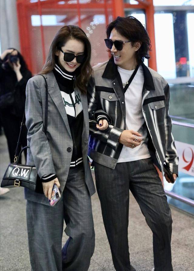 戚薇一家三口度假,李承铉忙顾娃超暖,6岁lucky单脚踩平衡车扮酷_廓形