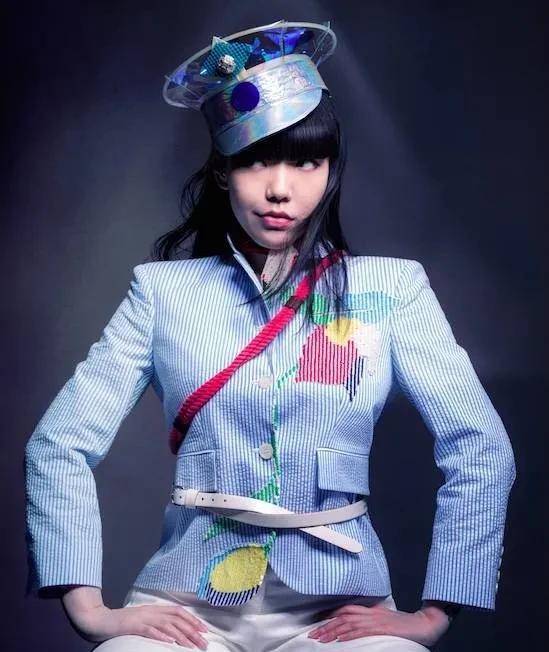 另类大嘴美女吴莫愁,地铁站里吓哭小孩的造型除了她找不出第二人