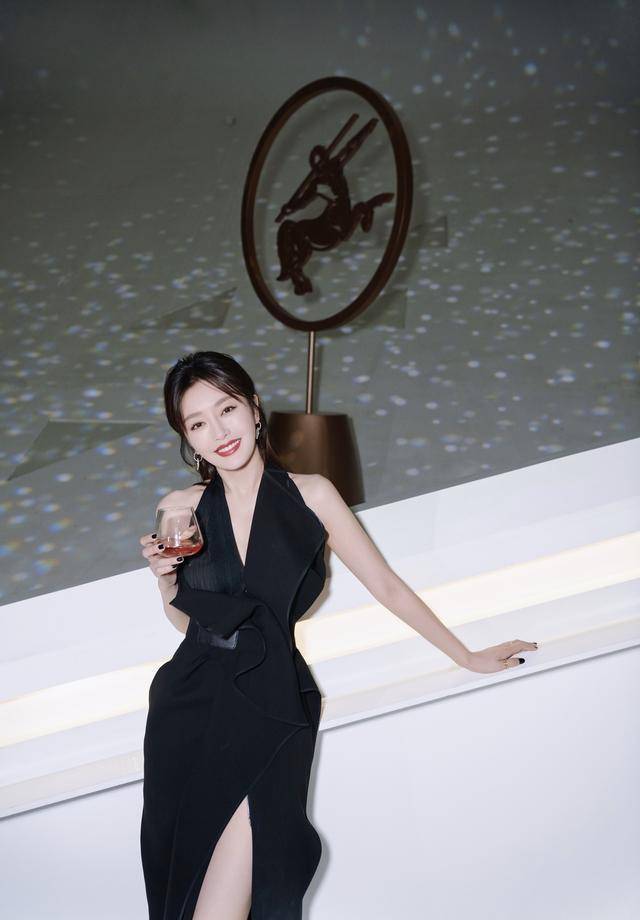 秦岚好高调,一袭黑色开叉裙美的焕然一新!