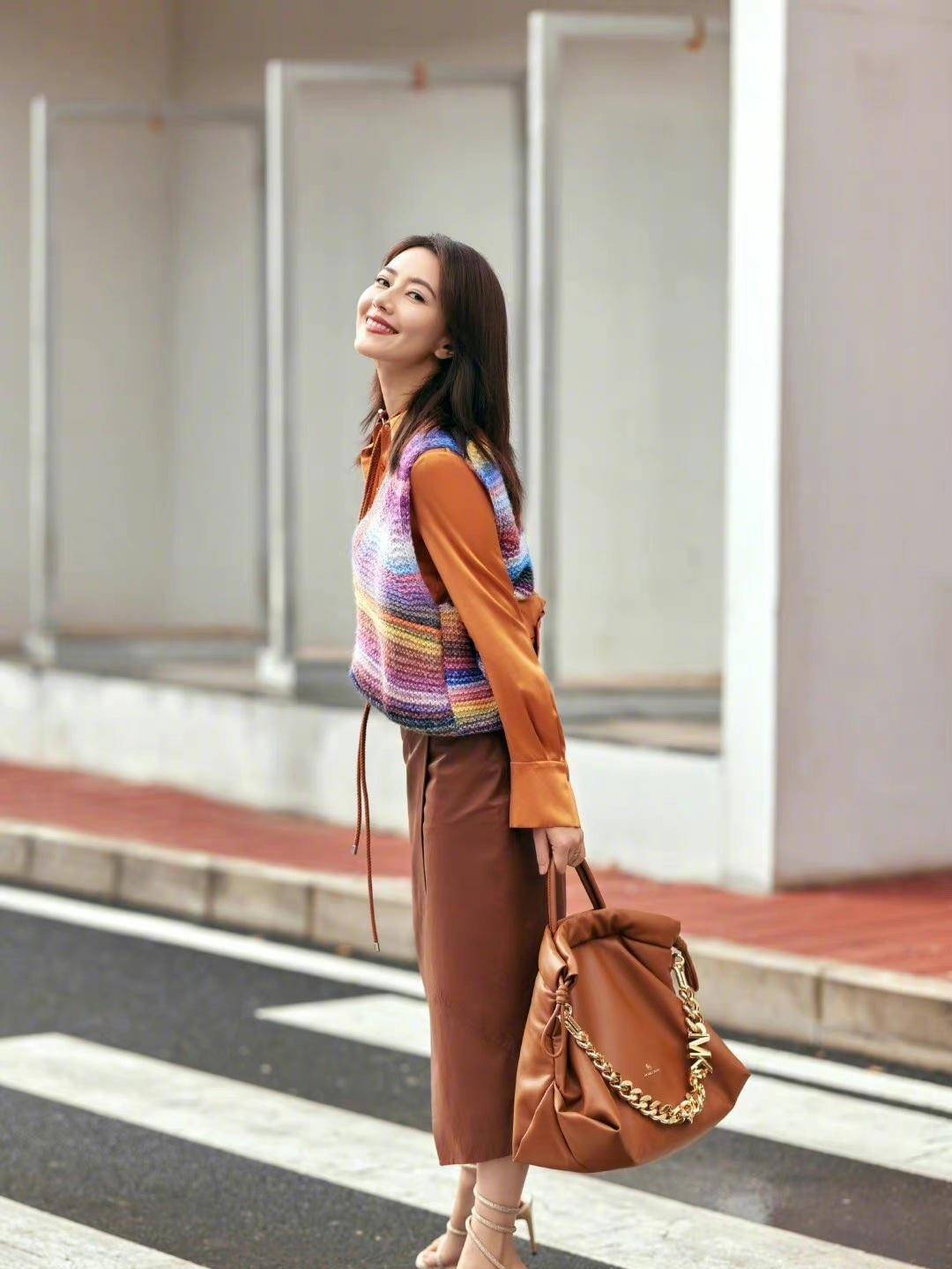 高圆圆42岁生日写真,穿黑色豹纹连衣裙配短靴,优雅知性气质佳_风格