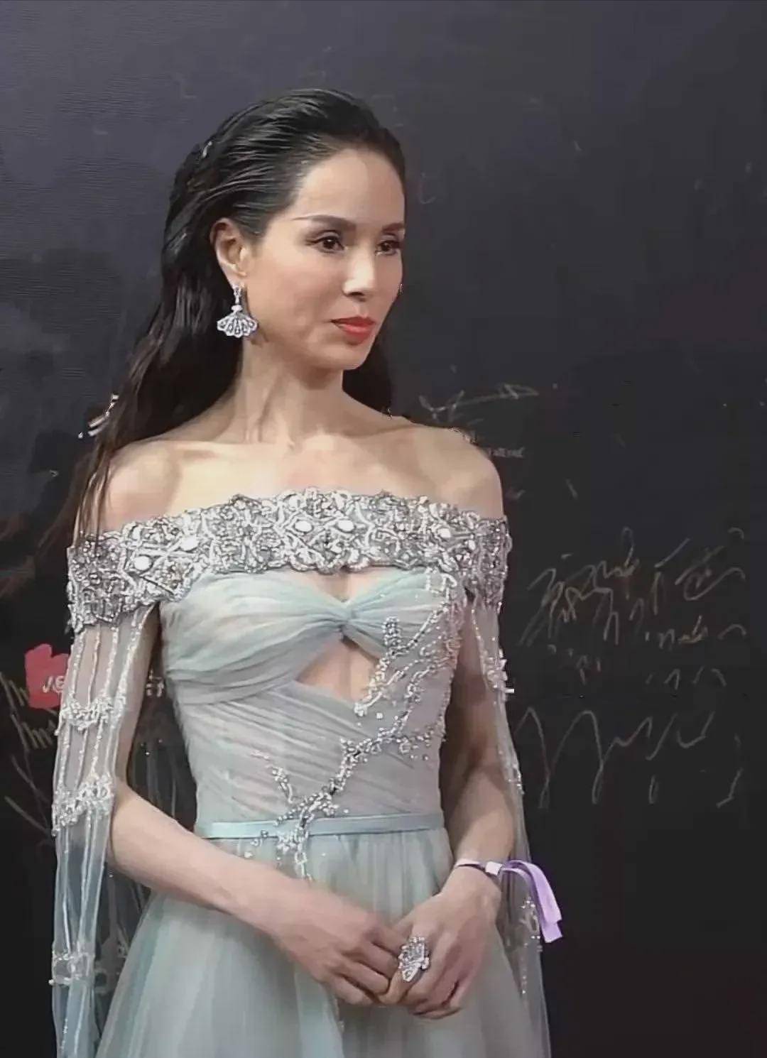 李若彤身材干柴,还穿镂空紧身衣走红毯,都快60了优雅老去不好吗_衣服