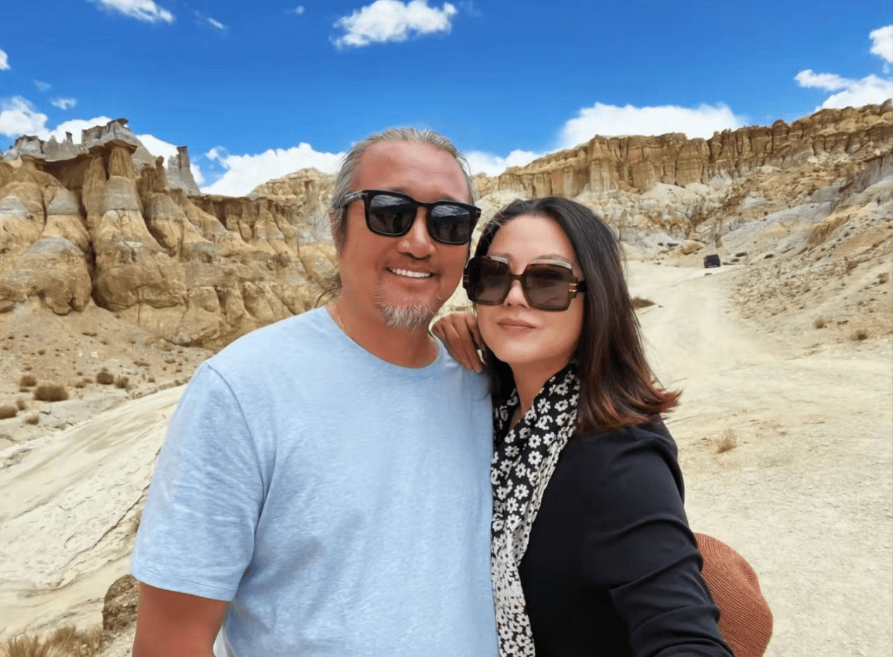 52岁王茜华晒合照秀恩爱,就抱老公表情娇羞,皮肤白嫩状态似少女_照片