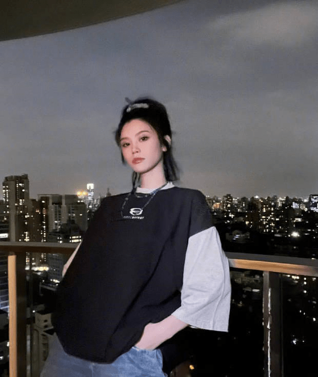 奚梦瑶扎高马尾少女感十足 对镜比耶甜笑可爱迷人_天台_镜头_脸蛋