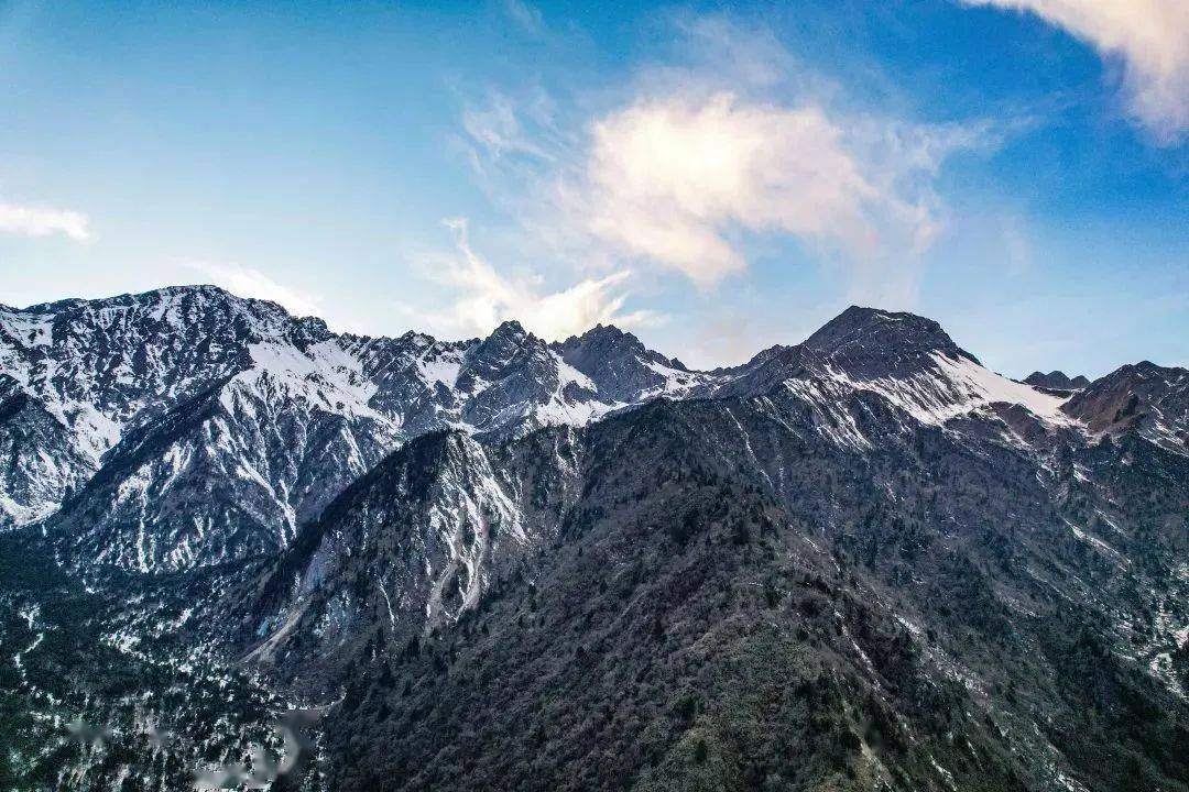 雪山巍峨挺拔天然瀑布晶莹剔透冰与雪在此奇妙交融天母湖距绵阳城区