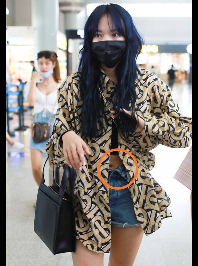 程潇穿短裤却不扣上扣子,露出肥硕的小肚腩,这是时尚还是邋遢?