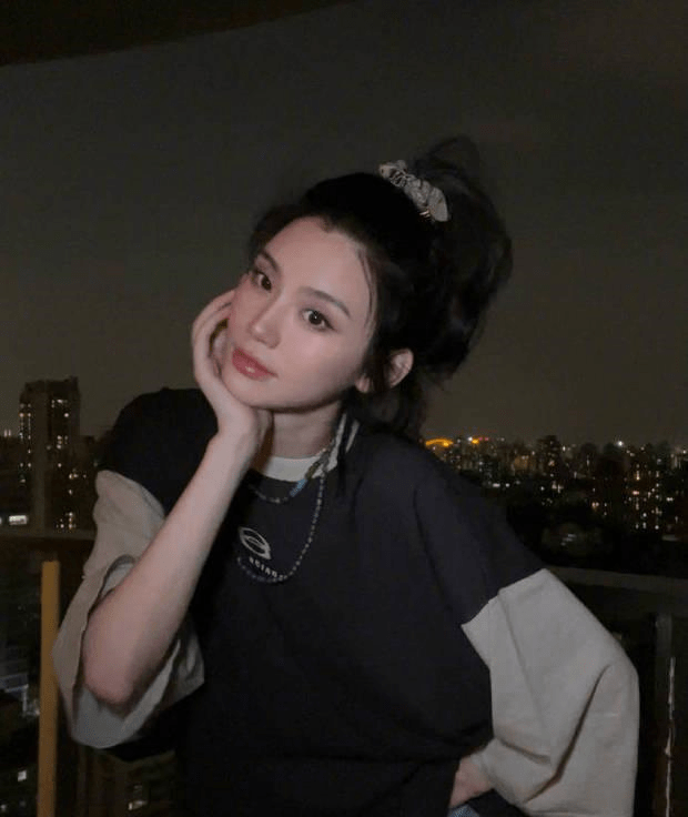 奚梦瑶扎高马尾少女感十足 对镜比耶甜笑可爱迷人_天台_镜头_脸蛋