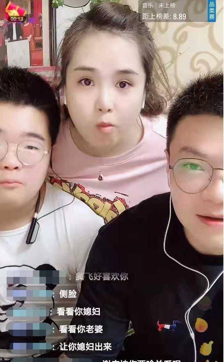 曹星的老婆也在网友的千呼万唤中出镜,站在他们父子二人身后,面露微笑