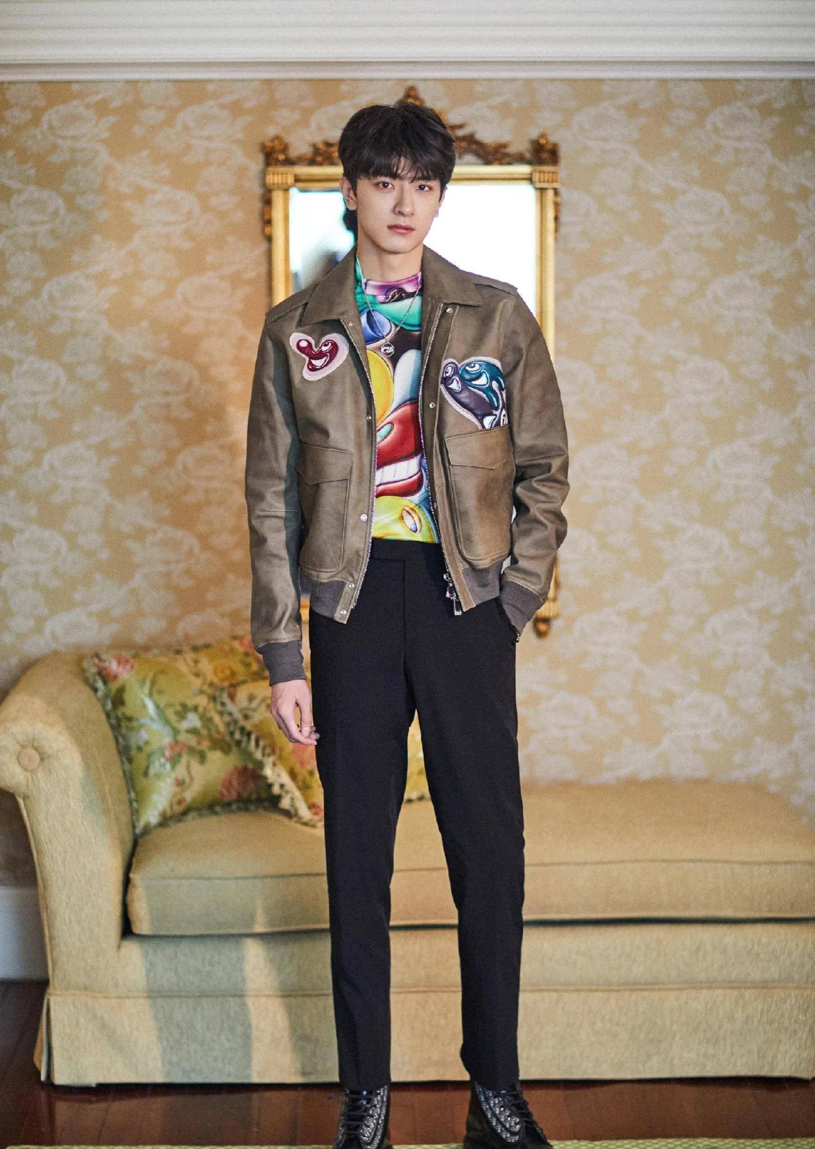 又一大波男明星皮衣穿搭合集来喽 帅气潇洒 时尚酷炫 每一个都喜欢