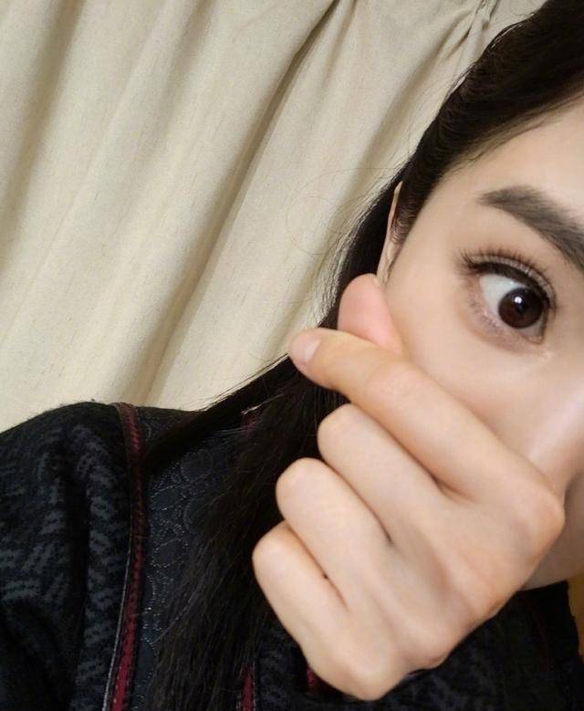 魏大勋晒照,模仿杨幂挡脸自拍,隔空互动秀恩爱?_女儿_恋情_刘恺威