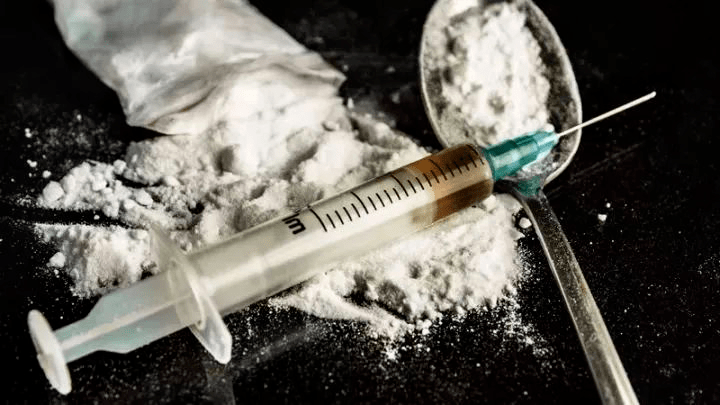 吸毒者为了尽可能用完针管内残留的毒品,常把自己的血液回抽到针管中