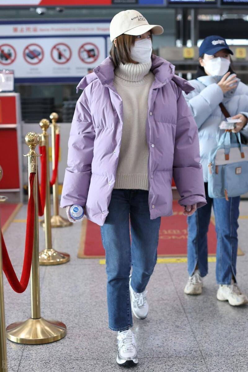 毛晓彤冬天穿搭,紫色面包羽绒服 白色高领毛衣,青春浪漫且时尚_棒球帽